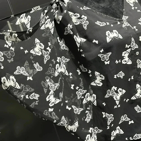 Candie’s Cold shoulder sheer top ice cream parlor butterfly 100% polyester– M - Picture 6 of 10